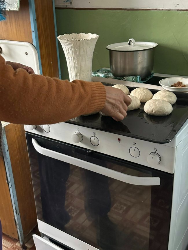 На будинок впав боєприпас з літака: на Волині постраждалій сім'ї збирають кошти