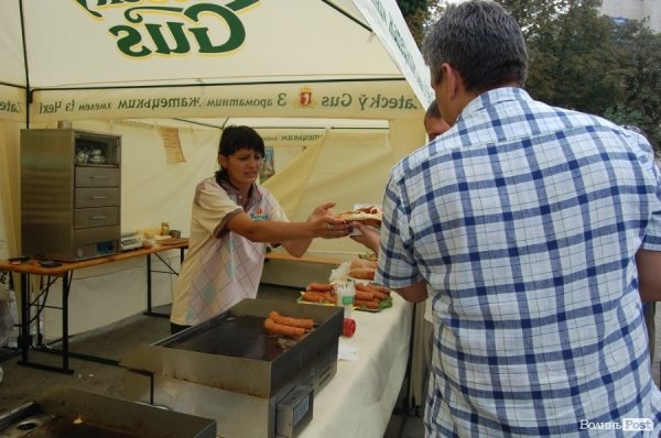 Лучанам дозволили пити пиво у центрі міста. ФОТО