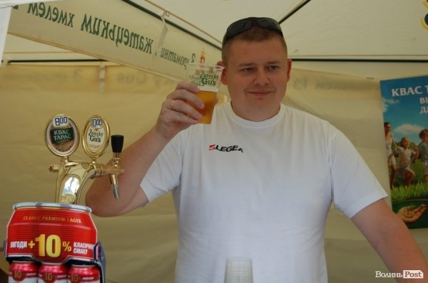 Лучанам дозволили пити пиво у центрі міста. ФОТО