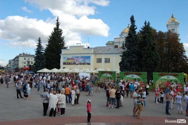 Лучанам дозволили пити пиво у центрі міста. ФОТО