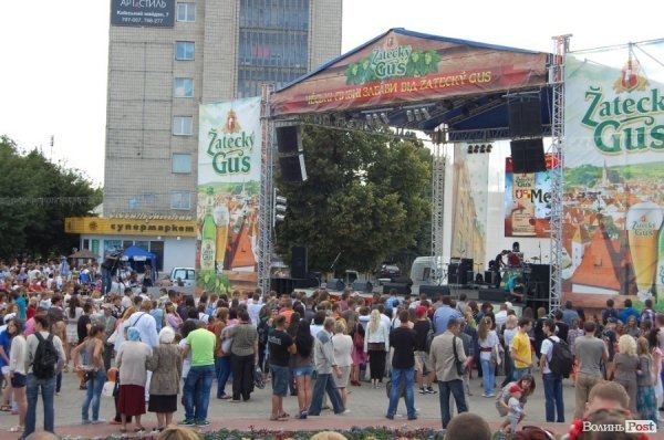 Лучанам дозволили пити пиво у центрі міста. ФОТО