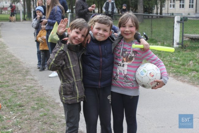 У Володимирі-Волинському випустили на волю 90 врятованих кажанів. ВІДЕО