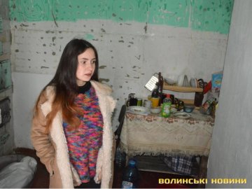 Як живе вагітна 18-річна сирота з Волині, яку поселили у аварійне приміщення без світла і газу 