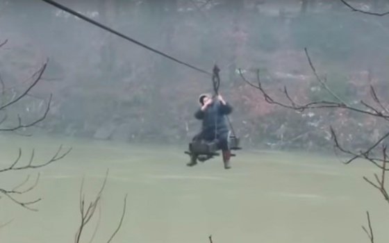 Півстоліття жителі закарпатського села літають над рікою. ФОТО