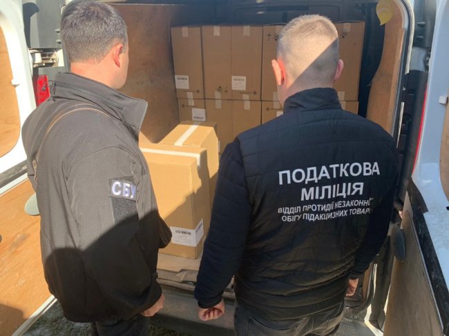 У Луцьку зупинили бус, набитий фальсифікованими цигарками та алкоголем. ФОТО