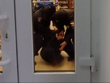 Намагався душити: у луцькому супермаркеті затримали злодія, який накинувся на продавчинь. ВІДЕО