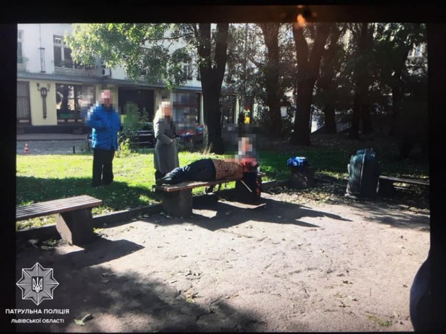У Львові п'яна матір спала на лавці, поки малолітній син намагався її розбудити