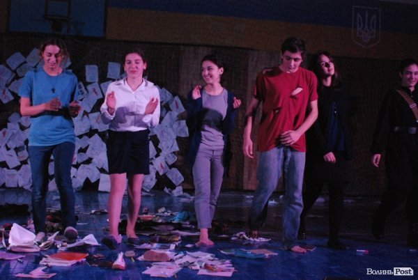 У Луцьку «Нова лінія» та спортзал стали театрами. ФОТО. ВІДЕО