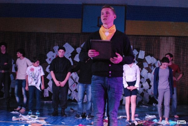 У Луцьку «Нова лінія» та спортзал стали театрами. ФОТО. ВІДЕО