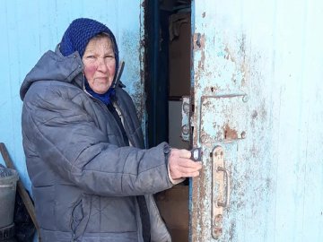 Небайдужих лучан просять зробити вольєри для собак, яких утримує самотня бабуся