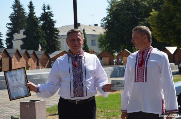 Романюку на День народження подарували лавки. ФОТО