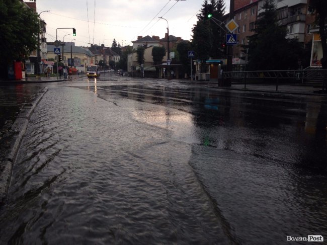 На центральній вулиці Луцька – фонтан із-під землі