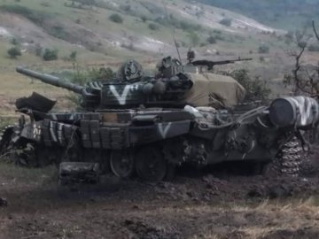 Українські воїни знищили майже 500 окупантів, 10 танків, 22 артсистеми і 40 одиниць автотехніки та автоцистерн