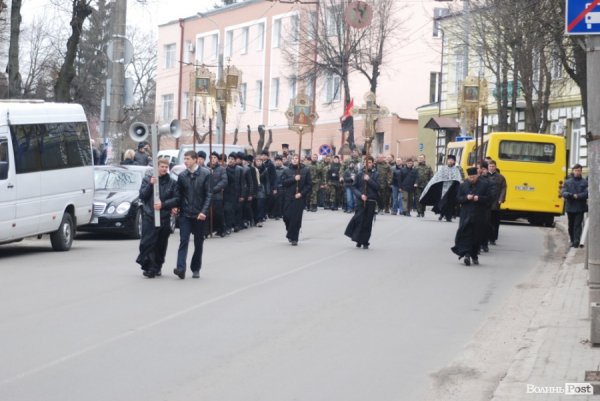 Луцьк сумує: хода до могили Героя Майдану. ФОТО