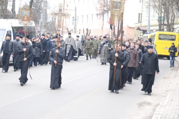 Луцьк сумує: хода до могили Героя Майдану. ФОТО