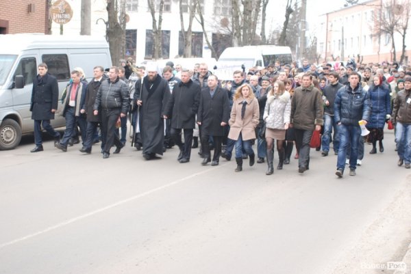 Луцьк сумує: хода до могили Героя Майдану. ФОТО