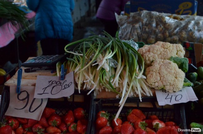 Від і до: почім на луцькому ринку молода картопля, огірки і зелена цибуля