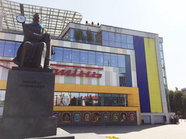 Прапор-гігант з'явився на фасаді луцького «Променя»