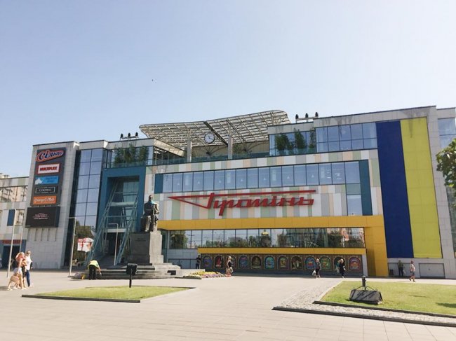 Прапор-гігант з'явився на фасаді луцького «Променя»