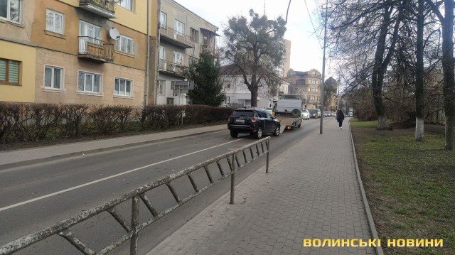 У Луцьку не розминулися два автомобіля: утворився затор