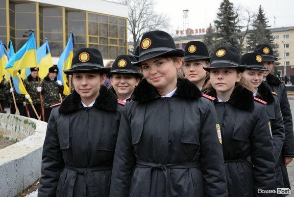 У Луцьку перед замком виклали зі свічок «хрест пам’яті». ФОТО