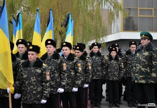 У Луцьку перед замком виклали зі свічок «хрест пам’яті». ФОТО