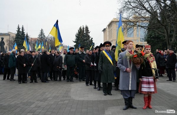 У Луцьку перед замком виклали зі свічок «хрест пам’яті». ФОТО