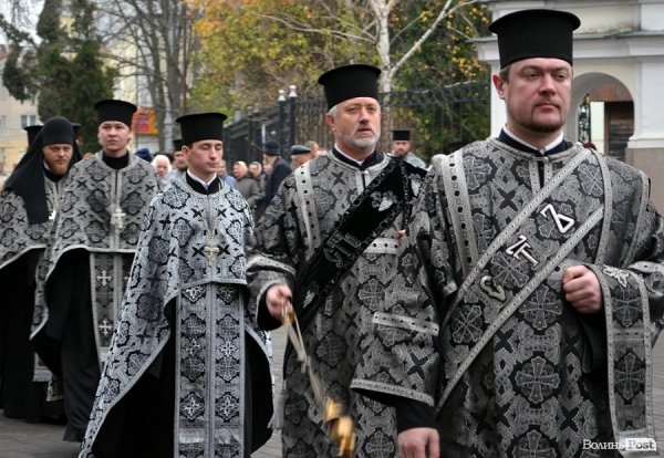 У Луцьку перед замком виклали зі свічок «хрест пам’яті». ФОТО
