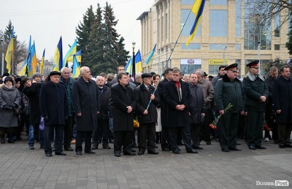 У Луцьку перед замком виклали зі свічок «хрест пам’яті». ФОТО