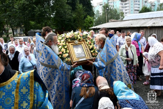 До Луцька привезли чудотворну мироточиву ікону. ФОТО