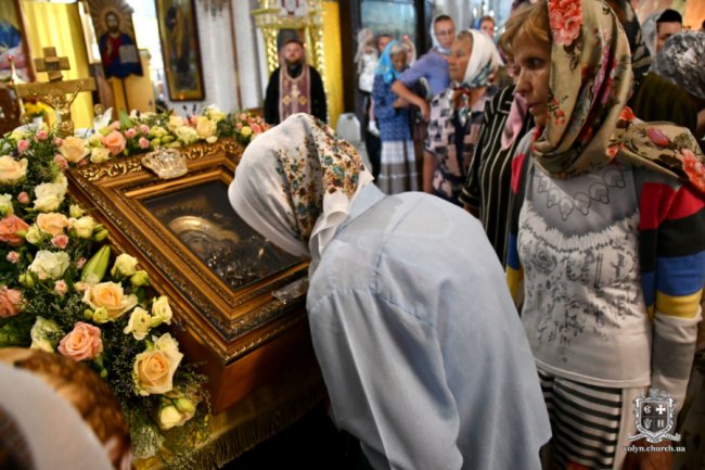 До Луцька привезли чудотворну мироточиву ікону. ФОТО