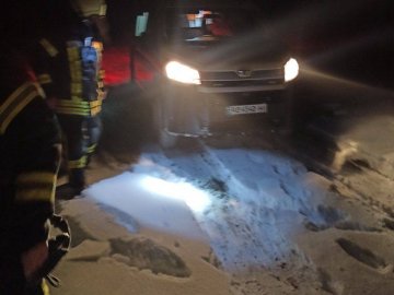 На Волині «швидка» застрягла у сніговому заметі