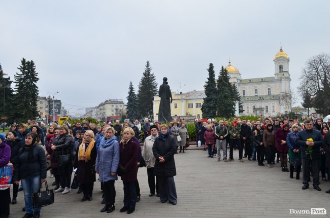 «Він захищав не лише свою сім‘ю»: у Луцьку попрощалися з Героєм. ФОТОРЕПОРТАЖ
