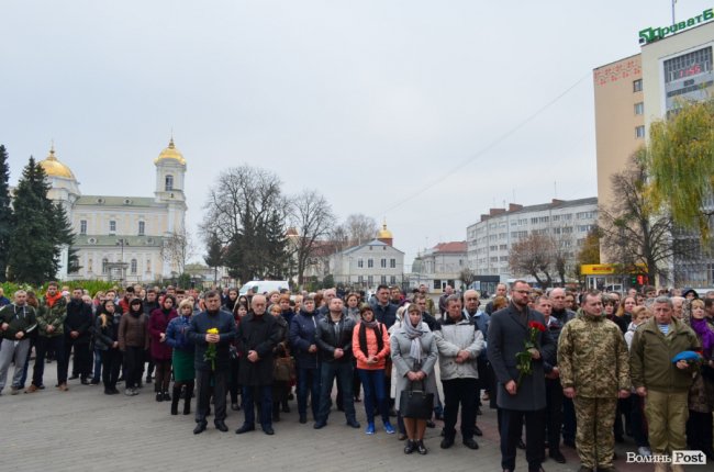 «Він захищав не лише свою сім‘ю»: у Луцьку попрощалися з Героєм. ФОТОРЕПОРТАЖ