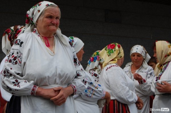 У Луцьку хотіли скласти найдовший рушник, але не змогли. ФОТО 