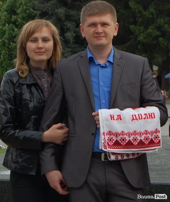 У Луцьку хотіли скласти найдовший рушник, але не змогли. ФОТО 