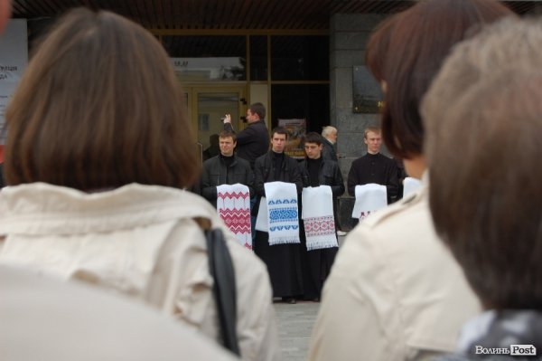 У Луцьку хотіли скласти найдовший рушник, але не змогли. ФОТО 