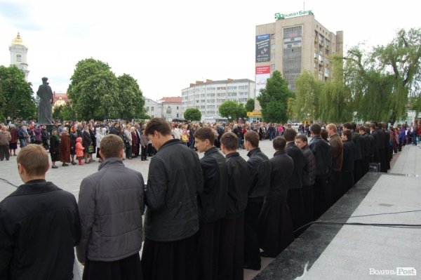 У Луцьку хотіли скласти найдовший рушник, але не змогли. ФОТО 