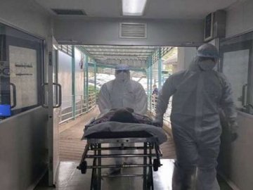 Друга смерть від коронавірусу у Нововолинську: рідні померлого чоловіка звинувачують медиків у халатності