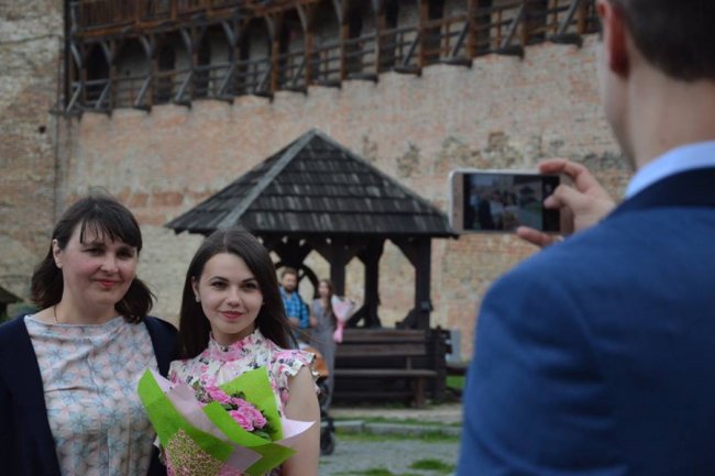 У Луцькому замку для новоспечених філологів та журналістів влаштували випускний