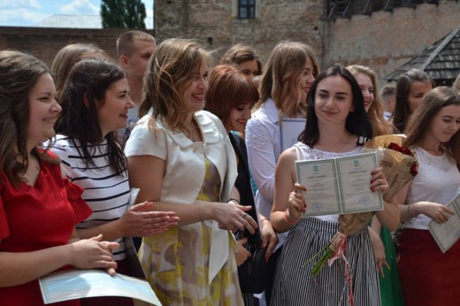 У Луцькому замку для новоспечених філологів та журналістів влаштували випускний