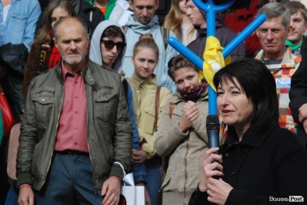 Біля мікрофону заступник керівника фонду Ігоря Палиці Новий Луцьк Ірина Констанкевич 