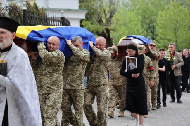 У Луцьку попрощалися із загиблими захисниками Олександром Махновцем та Валерієм Максимчуком