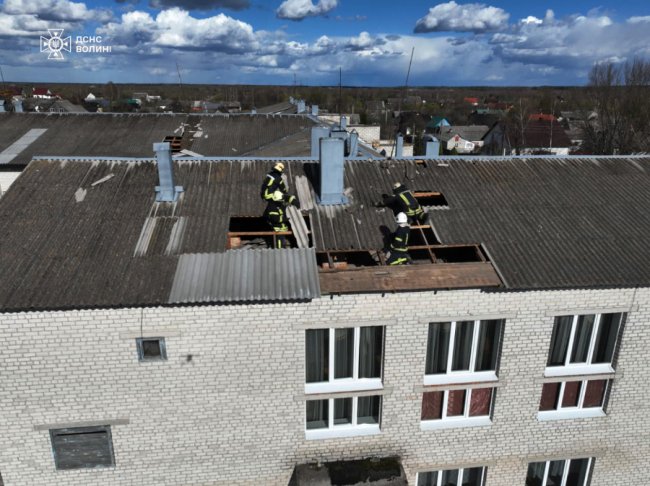 Негода на Волині позривала дахи та вирвала з корінням дерево. ДЕТАЛІ