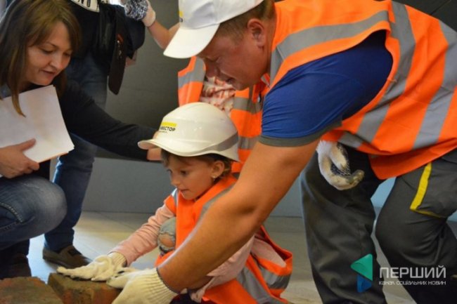 На «Фестивалі професій» «Інвестор» пропонував дітям бути будівельниками. ФОТО*