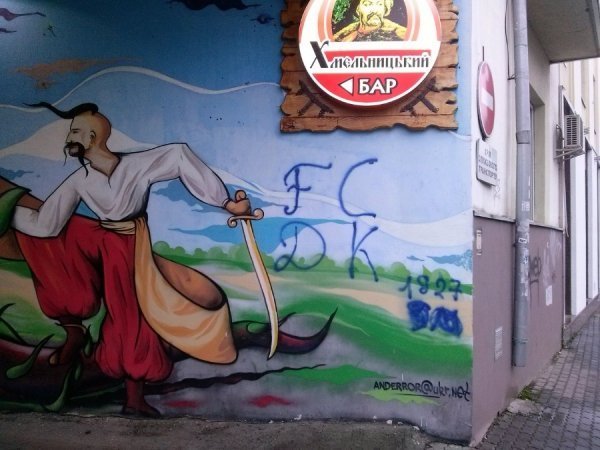 Як фани «Динамо» «напаскудили» в Луцьку. ФОТО