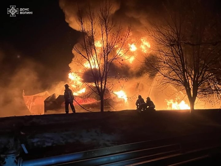 Волинські рятувальники показали, як ліквідовували наслідки нічної атаки росії. ФОТО