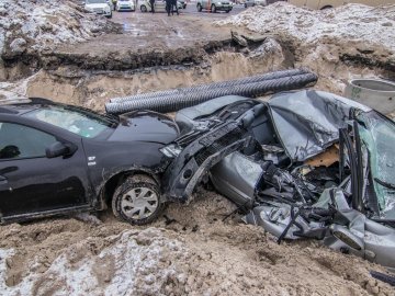У Києві за день у будівельний котлован влетіло дві автівки. ФОТО
