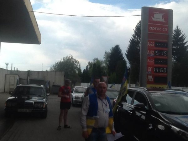 У Луцьку закликають зменшити ціну на пальне