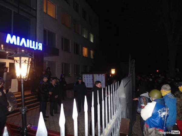 Бруківка, автомати та пробиті колеса: у Луцьку вночі пікетували міськвідділ міліції. ФОТО. ВІДЕО